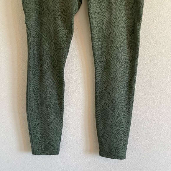 All in Motion Green Snakeskin High-Rise 7/8 Leggings & Sports Bra Set Sz Large - Picture 14 of 16